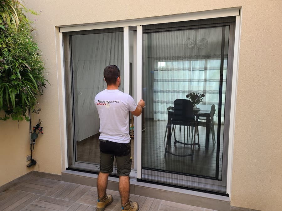 Fabrication française de moustiquaires sur mesure, ancrée localement